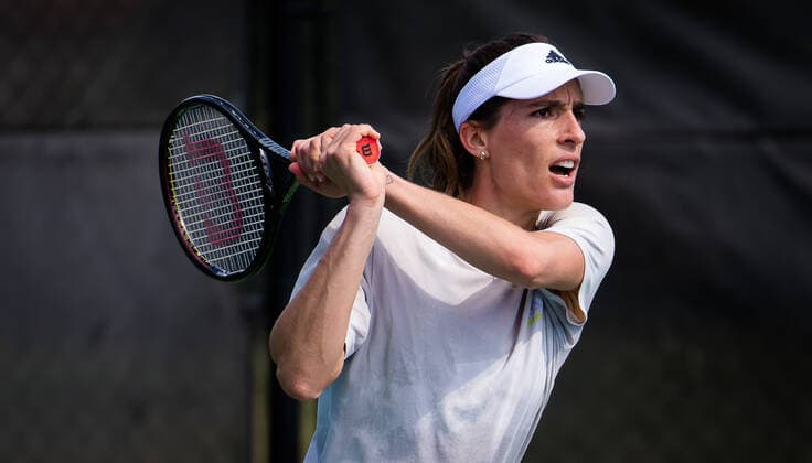 September 25, 2021, CHICAGO, UNITED STATES: Andrea Petkovic of Germany in action during qualifications for the 2021 Chicago Fall Tennis Classic WTA, Tennis Damen 500 tennis tournament against Garbine Muguruza of Spain CHICAGO UNITED STATES - ZUMAa181 20210925_zaa_a181_201 Copyright: xRobxPrangex