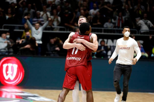 25 09 2021, easyCredit Basketball Bundesliga, BBL, 2021 2022 season, mens, Chemnitz Niners EWE Baskets Oldenburg Isiaha Mike, Niners Chemnitz, Jan Niklas Wimberg, Niners Chemnitz while cheering Chemnitz Messe Chemnitz Sachsen Germany