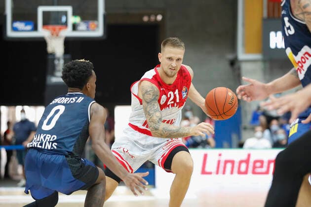 GER, Crailsheim, Arena Hohenlohe, 25 09 2021, emspor, emonline, despor, deonline, HAKRO Merlins Crailsheim vs s Oliver Würzburg, easyCredit BBL, 1 Matchday Picture v l T J Shorts HAKRO Merlins Crailsheim vs Aigars Skele s Oliver Wuerzburg Copyright: HMBxMedia JulienxBecker