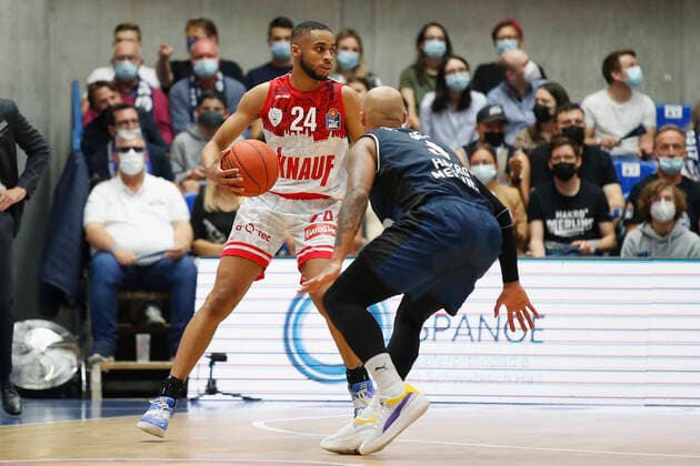 GER, Crailsheim, Arena Hohenlohe, 25 09 2021, emspor, emonline, despor, deonline, HAKRO Merlins Crailsheim vs s Oliver Würzburg, easyCredit BBL, 1 matchday picture v l Cameron Hunt s Oliver Wuerzburg vs Maurice Stuckey HAKRO Merlins Crailsheim Copyright: HMBxMedia JulienxBecker