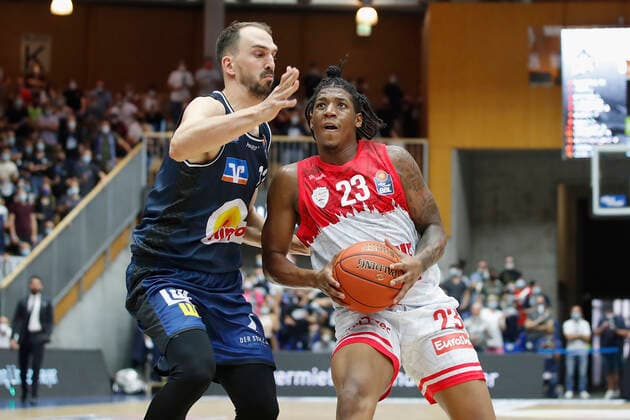 GER, Crailsheim, Arena Hohenlohe, 25 09 2021, emspor, emonline, despor, deonline, HAKRO Merlins Crailsheim vs s Oliver Würzburg, easyCredit BBL, 1 matchday picture v l Dejan Kovacevic HAKRO Merlins Crailsheim vs Desi Rodriguez s Oliver Wuerzburg Copyright: HMBxMedia JulienxBecker