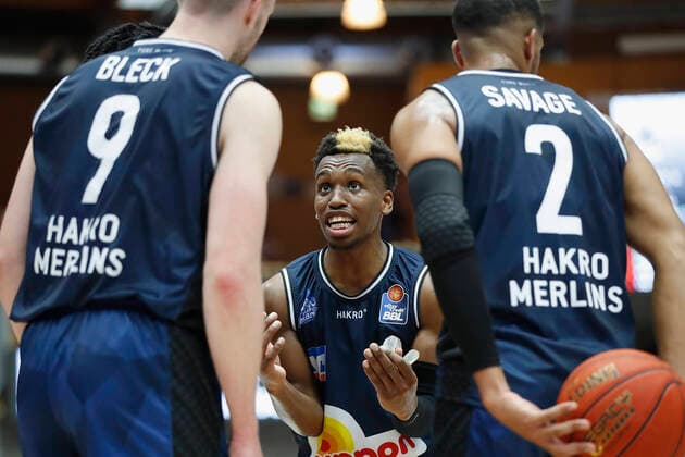 GER, Crailsheim, Arena Hohenlohe, 25 09 2021, emspor, emonline, despor, deonline, HAKRO Merlins Crailsheim vs s Oliver Würzburg, easyCredit BBL, 1 Matchday Picture T J Shorts HAKRO Merlins Crailsheim gives instructions to his teammates. Copyright: HMBxMedia JulienxBecker