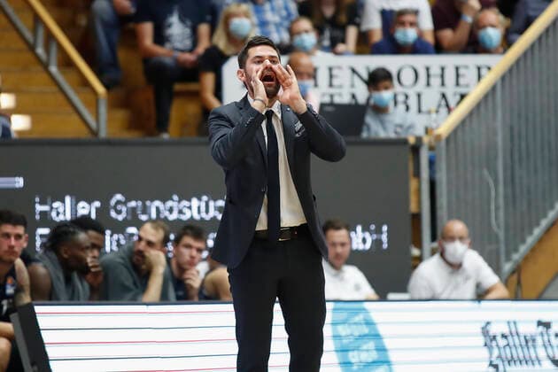GER, Crailsheim, Arena Hohenlohe, 25 09 2021, emspor, emonline, despor, deonline, HAKRO Merlins Crailsheim vs s Oliver Würzburg, easyCredit BBL, 1 matchday picture Head Coach Sebastian Gleim HAKRO Merlins Crailsheim gives instructions to his players Copyright: HMBxMedia JulienxBecker