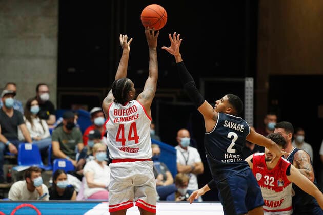 GER, Crailsheim, Arena Hohenlohe, 25 09 2021, emspor, emonline, despor, deonline, HAKRO Merlins Crailsheim vs s Oliver Würzburg, easyCredit BBL, 1 matchday picture v l William Buford s Oliver Wuerzburg vs Jared Savage HAKRO Merlins Crailsheim Copyright: HMBxMedia JulienxBecker