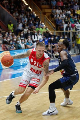 GER, Crailsheim, Arena Hohenlohe, 25 09 2021, emspor, emonline, despor, deonline, HAKRO Merlins Crailsheim vs s Oliver Würzburg, easyCredit BBL, 1 matchday picture v l Aigars Skele s Oliver Wuerzburg vs T J Shorts HAKRO Merlins Crailsheim Copyright: HMBxMedia JulienxBecker