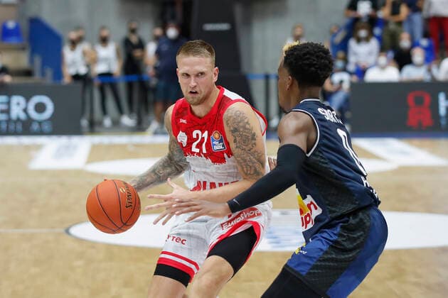 GER, Crailsheim, Arena Hohenlohe, 25 09 2021, emspor, emonline, despor, deonline, HAKRO Merlins Crailsheim vs s Oliver Würzburg, easyCredit BBL, 1 matchday picture v l Aigars Skele s Oliver Wuerzburg vs T J Shorts HAKRO Merlins Crailsheim Copyright: HMBxMedia JulienxBecker