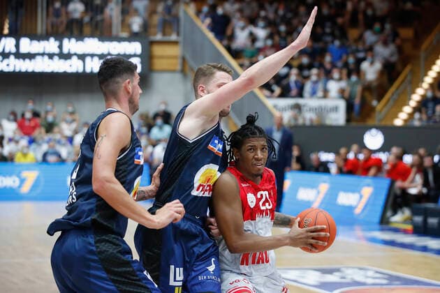 GER, Crailsheim, Arena Hohenlohe, 25 09 2021, emspor, emonline, despor, deonline, HAKRO Merlins Crailsheim vs s Oliver Würzburg, easyCredit BBL, 1 Matchday Picture v l Bogdan Radosavljevic HAKRO Merlins Crailsheim , Fabian Bleck HAKRO Merlins Crailsheim and Desi Rodriguez s Oliver Wuerzburg Copyright: HMBxMedia JulienxBecker