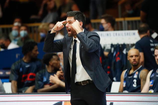 GER, Crailsheim, Arena Hohenlohe, 25 09 2021, emspor, emonline, despor, deonline, HAKRO Merlins Crailsheim vs s Oliver Würzburg, easyCredit BBL, 1 matchday picture Head Coach Sebastian Gleim HAKRO Merlins Crailsheim gives instructions to his players Copyright: HMBxMedia JulienxBecker