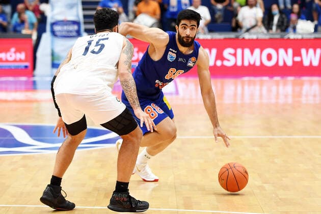 Basketball, 1 Bundesliga, Season 2021 2022, 1 Matchday, SYNTAINICS MBC Mitteldeutscher Basketball Club Weissenfels vs MLP Academics Heidelberg 25 09 2021 74 85 39 43 Duel for the ball between Behnam Yakhchali Guard MBC Weissenfels, backnumber 88 r and Jordan Geist Guard Heidelberg, backnumber 15 l during the match Weißenfels vs Heidelberg 25 09 2021 Weißenfels Sachsen Anhalt Germany Stadthalle Weißenfels
