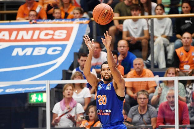 Basketball, 1 Bundesliga, season 2021 2022, 1 matchday, SYNTAINICS MBC Mitteldeutscher Basketball Club Weissenfels vs MLP Academics Heidelberg 25 09 2021 74 85 39 43 Jamel Morris Guard MBC Weissenfels, back number 20 throws a ball during the game Weißenfels vs Heidelberg 25 09 2021 Weißenfels Sachsen Anhalt Germany Stadthalle Weißenfels