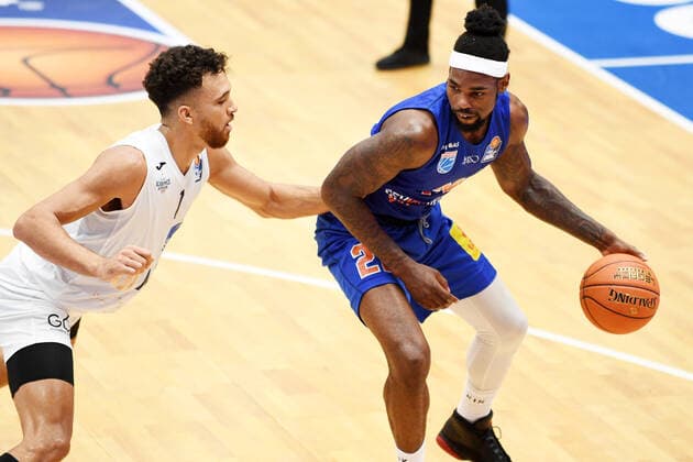 Basketball, 1 Bundesliga, Season 2021 2022, 1 Matchday, SYNTAINICS MBC Mitteldeutscher Basketball Club Weissenfels vs MLP Academics Heidelberg 25 09 2021 74 85 39 43 Duel for the ball between Chris Coffey Forward MBC Weissenfels, back number 22 r and Brekkot Chapmann Forward Heidelberg, back number 1 li during the match Weißenfels vs Heidelberg 25 09 2021 Weißenfels Sachsen Anhalt Germany Stadthalle Weißenfels