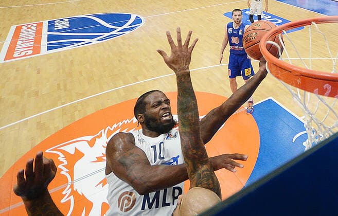 Basketball, 1 Bundesliga, season 2021 2022, 1 matchday, SYNTAINICS MBC Mitteldeutscher Basketball Club Weissenfels vs MLP Academics Heidelberg 25 09 2021 74 85 39 43 Kelvin Martin Forward Heidelberg, back number 10 r against Sergio Kerusch Forward MBC Weissenfels, back number 7 li at the basket during the match Weißenfels vs Heidelberg 25 09 2021 Weißenfels Sachsen Anhalt Germany Stadthalle Weißenfels