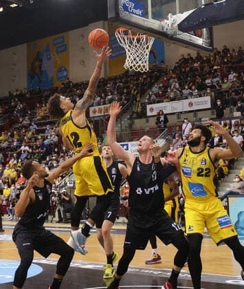 Ludwigsburg , Basketball easycredit BBL Bundesliga MHP Riesen Ludwigsburg vs Hamburg Towers , from left Jonah Radebaugh Giant Seth Hinrichs Giant Yoeli Childs Giant