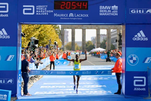 Bilder des Jahres 2021, Sport 09 September Sport Themen der Woche KW38 Sport Bilder des Tages Guye Adola, Gewinner des 47. Berlin Marathon 2021. Berlin, 26.09.2021 *** Guye Adola, winner of the 47 Berlin Marathon 2021 Berlin, 26 09 2021 Foto:xJ.xMWx xFuturexImage