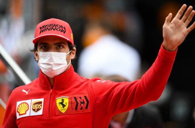 6659892 26.09.2021 Scuderia Ferrari s Carlos Sainz waves during the drivers parade ahead of the race of the 2021 Formula One Russian Grand Prix at the Sochi Autodrom in Sochi, Russia. Vladimir Astapkovich Sputnik Russia Motor Formula 1 Race  62db8ef08288a74b
