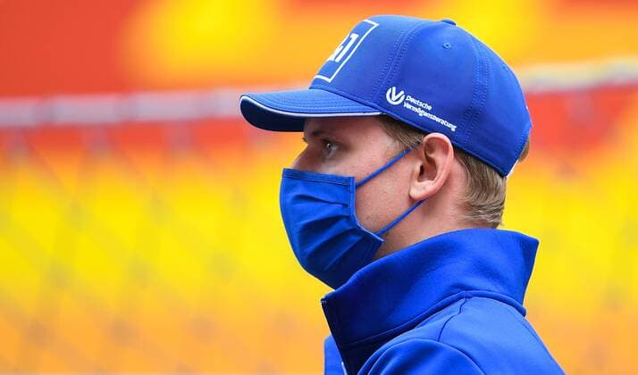 6659905 26.09.2021 Formula One driver Mick Schumacher of Uralkali Haas attends the drivers parade ahead of the race of the 2021 Formula One Russian Grand Prix at the Sochi Autodrom in Sochi, Russia. Vladimir Astapkovich Sputnik Russia Motor Formula 1 Race  bce389f47accd463