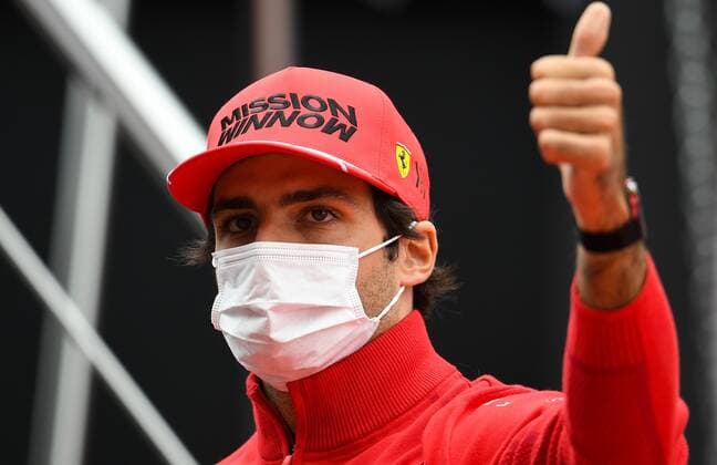 6659912 26.09.2021 Scuderia Ferrari s Carlos Sainz attends the drivers parade ahead of the race of the 2021 Formula One Russian Grand Prix at the Sochi Autodrom in Sochi, Russia. Vladimir Astapkovich Sputnik Russia Motor Formula 1 Race  c8d0aa658c612a0a