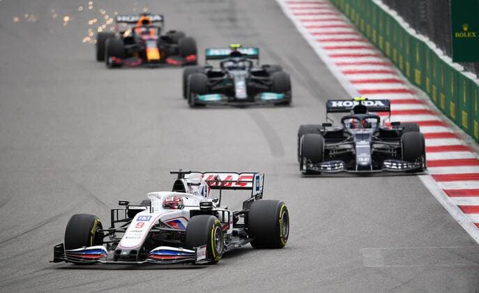6659972 26.09.2021 Formula One driver Nikita Mazepin of Uralkali Haas competes in the race of the 2021 Formula One Russian Grand Prix at the Sochi Autodrom in Sochi, Russia. Vladimir Astapkovich Sputnik Russia Motor Formula 1 Race  7a7ab4a8632d31ae