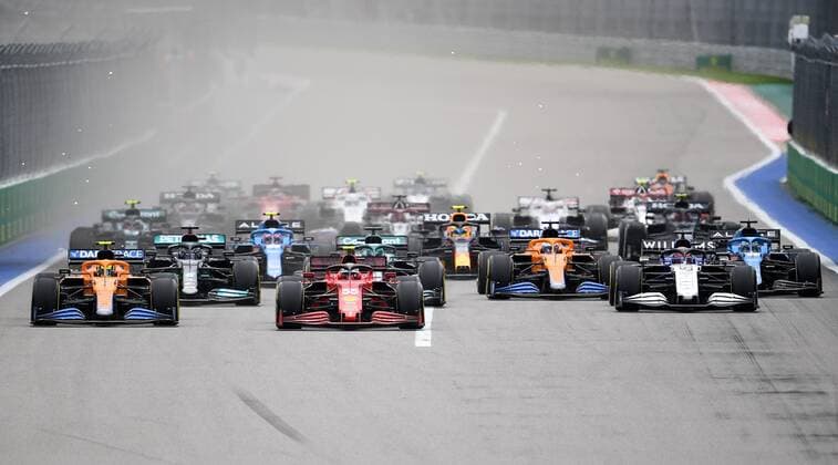 6659973 26.09.2021 Drivers steer their cars during the race of the 2021 Formula One Russian Grand Prix at the Sochi Autodrom in Sochi, Russia. Vladimir Astapkovich Sputnik Russia Motor Formula 1 Race  28aa3079b83721a