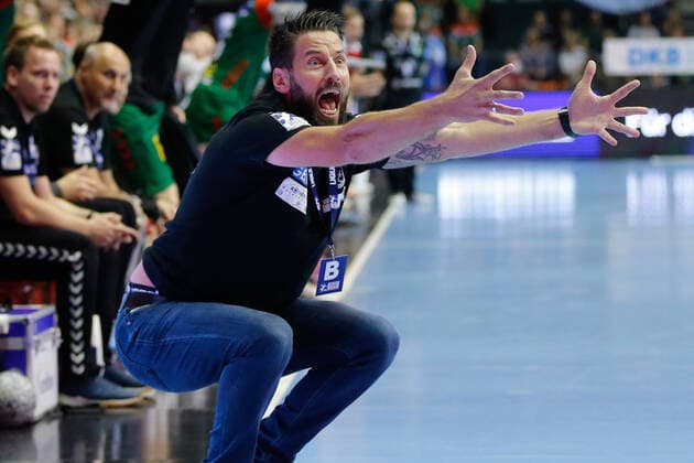 Bilder des Jahres 2021, Sport 09 September Sport Themen der Woche KW38 Sport Bilder des Tages 26.09.2021, xgox,Handball - Liqui Moly HBL, SC Magdeburg - SC DHfK Leipzig emspor, v.l. Bennet Wiegert (Magdeburg, Trainer) Reklamiert, beschwert sich, schimpft Magdeburg *** 26 09 2021, xgox,handball Liqui Moly HBL, SC Magdeburg SC DHfK Leipzig emspor, v l Bennet Wiegert Magdeburg, coach complains, complains, scolds Magdeburg