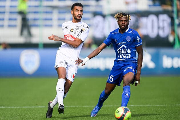 Angelo Fulgini (Angers) vs ROMINIGUE KOUAME (Troyes) FOOTBALL : Troyes vs Angers - Ligue 1 Uber Eats - 26 09 2021 JBAutissier Panoramic 