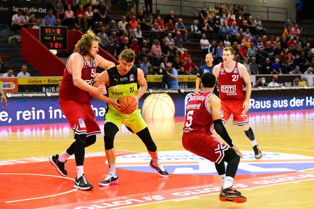 v l , John Bryant Giessen 46ers , Andreas Seiferth medi Bayreuth GER, Basketball BBL, Jobstairs Giessen 46ers vs medi Bayreuth 26 09 2021 Giessen Copyright: xEibnerxPressefotox xRalphxLehmbergx
