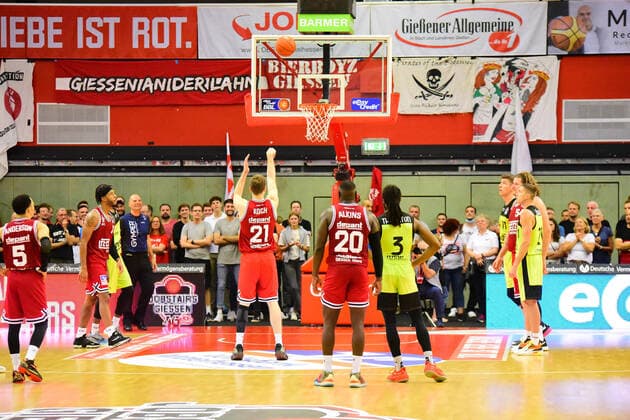Florian Koch Giessen 46ers shooting free throw GER, Basketball BBL, Jobstairs Giessen 46ers vs medi Bayreuth 26 09 2021 Giessen Copyright: xEibnerxPressefotox xRalphxLehmbergx