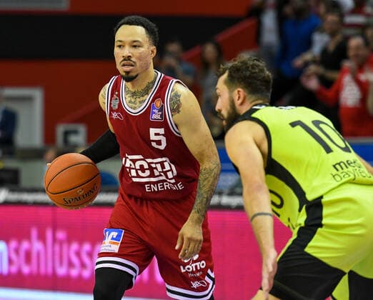 Kyan Anderson, Bastian Doreth 1 matchday, Basketball Bundesliga, Basketball season 2021 2022, Germany, easyCredit BBL, Germany, Giessen 46ers, giessen red, men, Jobstairs GIESSEN 46ers Medi Bayreuth, men, Bayreuth in yellow