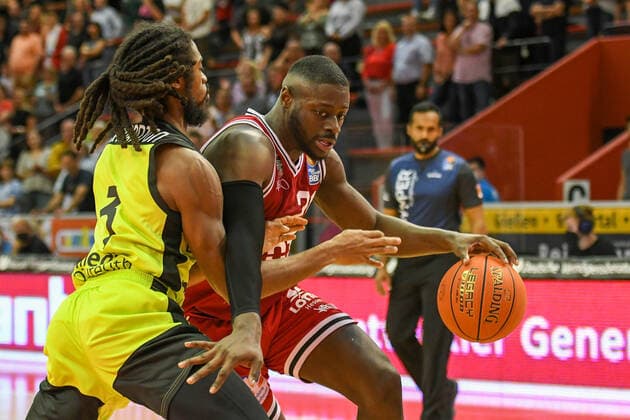 Marcus Thornton, Rawle Alkins 1 matchday, Basketball Bundesliga, Basketball season 2021 2022, Germany, easyCredit BBL, Germany, Giessen 46ers, giessen red, men, Jobstairs GIESSEN 46ers Medi Bayreuth, men, Bayreuth in yellow