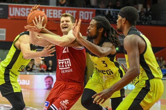 Florian Koch, Marcus Thornton 1 matchday, Basketball Bundesliga, Basketball season 2021 2022, Germany, easyCredit BBL, Germany, Giessen 46ers, giessen red, men, Jobstairs GIESSEN 46ers Medi Bayreuth, men, Bayreuth in yellow