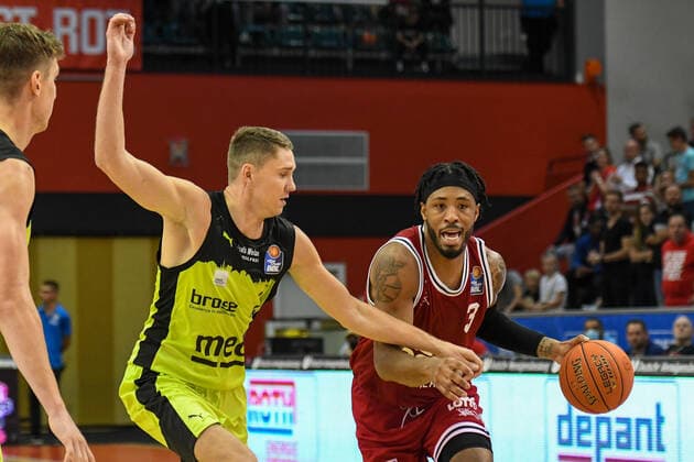Janari Joesaar, Brayon Blake 1 matchday, Basketball Bundesliga, Basketball season 2021 2022, Germany, easyCredit BBL, Germany, Giessen 46ers, giessen red, men, Jobstairs GIESSEN 46ers Medi Bayreuth, men, Bayreuth in yellow