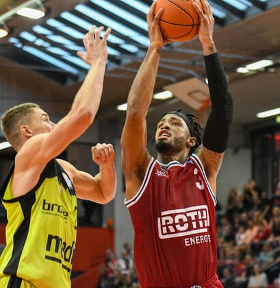 Janari Joesaar, Brayon Blake 1 matchday, Basketball Bundesliga, Basketball season 2021 2022, Germany, easyCredit BBL, Germany, Giessen 46ers, giessen red, men, Jobstairs GIESSEN 46ers Medi Bayreuth, men, Bayreuth in yellow