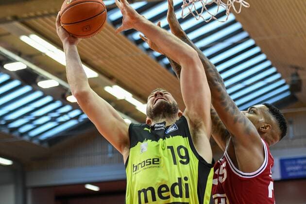Martynas Sajus, Philip Fayne 1 matchday, Basketball Bundesliga, Basketball season 2021 2022, Germany, easyCredit BBL, Germany, Giessen 46ers, giessen red, men, Jobstairs GIESSEN 46ers Medi Bayreuth, men, Bayreuth in yellow