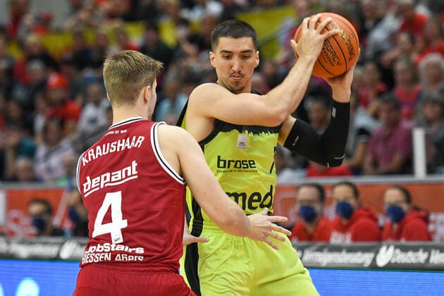 Bjarne Kraushaar, Philip Jalalpoor 1 matchday, Basketball Bundesliga, Basketball season 2021 2022, Germany, easyCredit BBL, Germany, Giessen 46ers, giessen red, men, Jobstairs GIESSEN 46ers Medi Bayreuth, men, Bayreuth in yellow