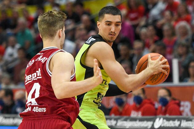Bjarne Kraushaar, Philip Jalalpoor 1 matchday, Basketball Bundesliga, Basketball season 2021 2022, Germany, easyCredit BBL, Germany, Giessen 46ers, giessen red, men, Jobstairs GIESSEN 46ers Medi Bayreuth, men, Bayreuth in yellow
