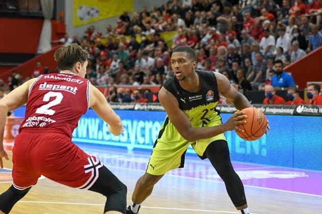 Dennis Nawrocki, Cameron Wells 1 matchday, Basketball Bundesliga, Basketball season 2021 2022, Germany, easyCredit BBL, Germany, Giessen 46ers, giessen red, men, Jobstairs GIESSEN 46ers Medi Bayreuth, men, Bayreuth in yellow