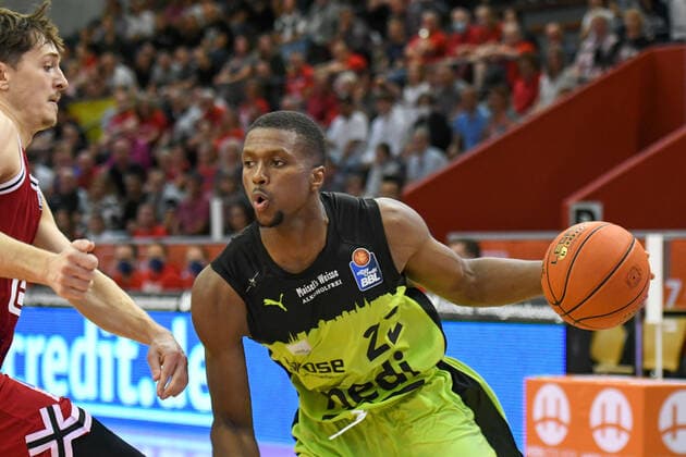 Dennis Nawrocki, Cameron Wells 1 matchday, Basketball Bundesliga, Basketball season 2021 2022, Germany, easyCredit BBL, Germany, Giessen 46ers, giessen red, men, Jobstairs GIESSEN 46ers Medi Bayreuth, men, Bayreuth in yellow