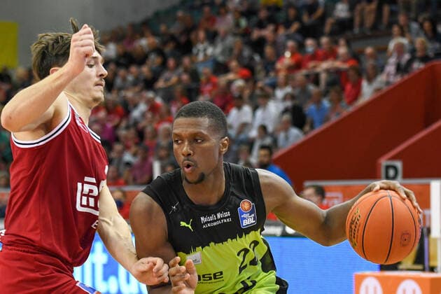 Dennis Nawrocki, Cameron Wells 1 matchday, Basketball Bundesliga, Basketball season 2021 2022, Germany, easyCredit BBL, Germany, Giessen 46ers, giessen red, men, Jobstairs GIESSEN 46ers Medi Bayreuth, men, Bayreuth in yellow