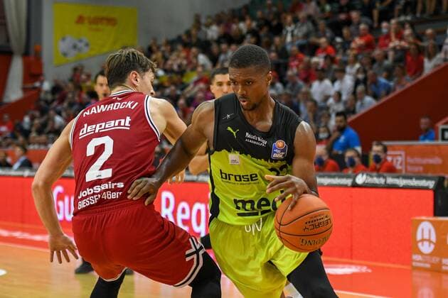 Dennis Nawrocki, Cameron Wells 1 matchday, Basketball Bundesliga, Basketball season 2021 2022, Germany, easyCredit BBL, Germany, Giessen 46ers, giessen red, men, Jobstairs GIESSEN 46ers Medi Bayreuth, men, Bayreuth in yellow