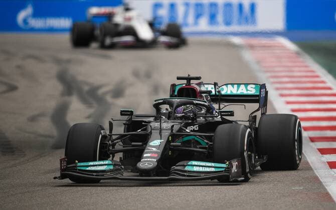 6660046 26.09.2021 British Formula One driver Lewis Hamilton of Mercedes-AMG Petronas competes in the race of the 2021 Formula One Russian Grand Prix at the Sochi Autodrom in Sochi, Russia. Vladimir Astapkovich Sputnik Russia Motor Formula 1  3853dfcde9f3c838
