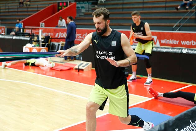1 matchday of the easyCredit BBL Basketball Bundesliga in the Sporthalle Giessen Ost season 2021 2022 JobStairs Giessen 46ers against Medi Bayreuth Bastian Doreth Medi Bayreuth 10 warming up
