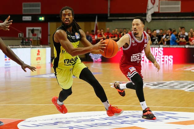 1 matchday of the easyCredit BBL Basketball Bundesliga in the Sporthalle Giessen Ost season 2021 2022 JobStairs Giessen 46ers vs Medi Bayreuth Kyan Anderson JobStairs Giessen 46ers 5 right Sacar Anim Medi Bayreuth 2 left