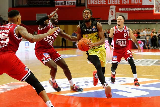 1 Matchday of the easyCredit BBL Basketball Bundesliga in the Sporthalle Giessen Ost Season 2021 2022 JobStairs Giessen 46ers vs Medi Bayreuth Kyan Anderson JobStairs Giessen 46ers 5 right Rawle Alkins JobStairs Giessen 46ers 20 left Sacar Anim Medi Bayreuth 2 center