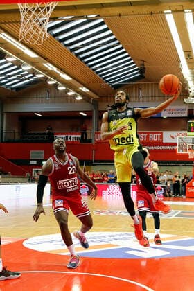 1 Matchday of the easyCredit BBL Basketball Bundesliga in the Sporthalle Giessen Ost Season 2021 2022 JobStairs Giessen 46ers vs Medi Bayreuth Sacar Anim Medi Bayreuth 2 right Rawle Alkins JobStairs Giessen 46ers 20 left