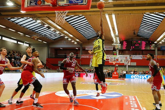 1 Matchday of the easyCredit BBL Basketball Bundesliga in the Sporthalle Giessen Ost Season 2021 2022 JobStairs Giessen 46ers vs Medi Bayreuth Sacar Anim Medi Bayreuth 2 right Rawle Alkins JobStairs Giessen 46ers 20 left