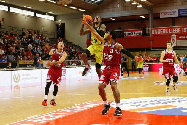 1 matchday of the easyCredit BBL Basketball Bundesliga in the Sporthalle Giessen Ost season 2021 2022 JobStairs Giessen 46ers vs Medi Bayreuth Brayon Blake JobStairs Giessen 46ers 3 right Sacar Anim Medi Bayreuth 2 left