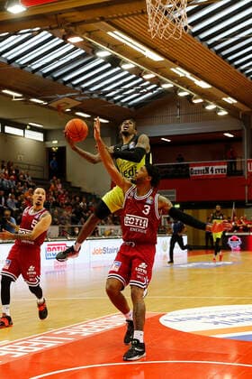 1 matchday of the easyCredit BBL Basketball Bundesliga in the Sporthalle Giessen Ost season 2021 2022 JobStairs Giessen 46ers vs Medi Bayreuth Brayon Blake JobStairs Giessen 46ers 3 right Sacar Anim Medi Bayreuth 2 left