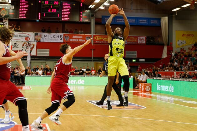 1 Matchday of the easyCredit BBL Basketball Bundesliga in the Sporthalle Giessen Ost Season 2021 2022 JobStairs Giessen 46ers vs Medi Bayreuth Dennis Nawrocki JobStairs Giessen 46ers 2 left Cameron Wells Medi Bayreuth 22 right