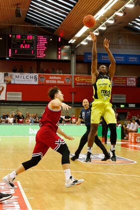 1 Matchday of the easyCredit BBL Basketball Bundesliga in the Sporthalle Giessen Ost Season 2021 2022 JobStairs Giessen 46ers vs Medi Bayreuth Dennis Nawrocki JobStairs Giessen 46ers 2 left Cameron Wells Medi Bayreuth 22 right