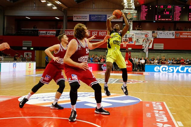1 matchday of the easyCredit BBL Basketball Bundesliga in the Sporthalle Giessen Ost season 2021 2022 JobStairs Giessen 46ers vs Medi Bayreuth John Bryant JobStairs Giessen 46ers 54 centre Cameron Wells Medi Bayreuth 22 right